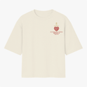 Camiseta com estampa frontal de texto estilizado e coração entrelaçado, e estampa traseira de mão delineada segurando fio vermelho com caracteres orientais.