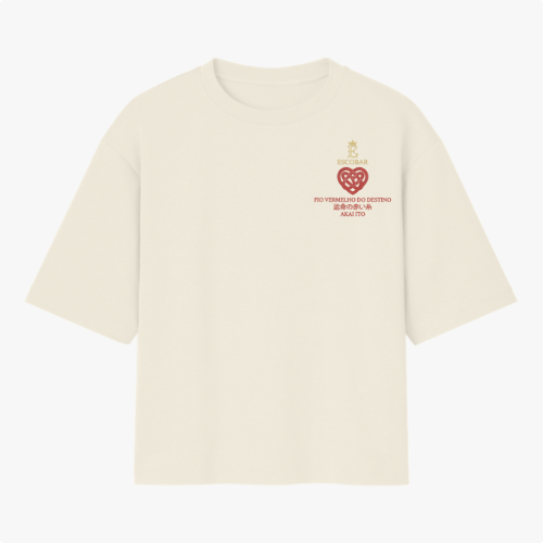 Camiseta com estampa frontal de texto estilizado e coração entrelaçado, e estampa traseira de mão delineada segurando fio vermelho com caracteres orientais.