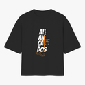 Camiseta com estampa frontal de texto dinâmico sobreposto a elementos geométricos e detalhes gráficos, e estampa traseira com logotipo minimalista.