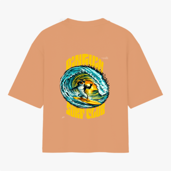 Camiseta com estampa frontal de logotipo discreto com texto pequeno e símbolo estilizado, e estampa traseira de pinguim surfando em onda com texto vibrante.