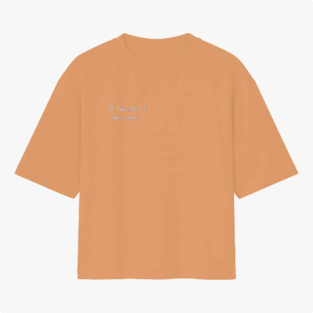 Camiseta com estampa frontal de texto em letras simples "Il raccolto è inevitabile." e estampa traseira de vaso azul com três flores amarelas e caule verde.