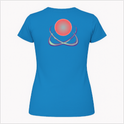 Camiseta com estampa frontal de logo estilizado com elemento circular e detalhes pontiagudos e estampa traseira de esfera central e orbitais entrelaçados.