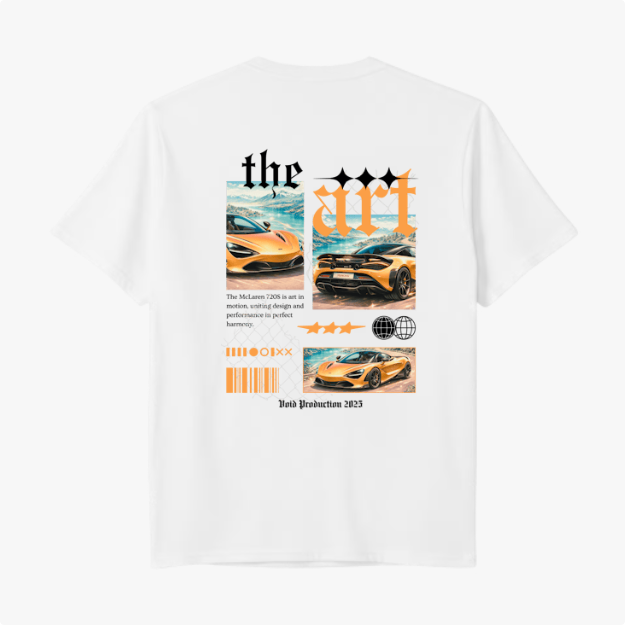 Camiseta com estampa traseira de colagem automotiva, incluindo dois carros esportivos, texto estilizado "the art", códigos de barras e ícones gráficos.