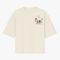 Camiseta com estampa frontal de um sol, um luar, montanhas e o texto "BECAME", e estampa traseira de um sol dourado decorado com símbolos orientais e figuras.