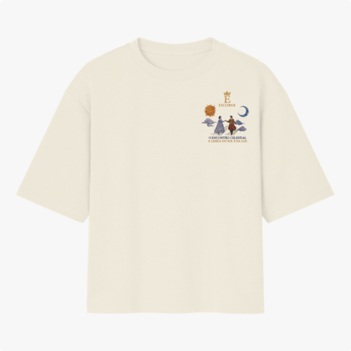 Camiseta com estampa frontal de um sol, um luar, montanhas e o texto "BECAME", e estampa traseira de um sol dourado decorado com símbolos orientais e figuras.