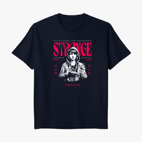 Camiseta com estampa frontal de figura central segurando uma câmera, rodeada por palavras e símbolos, com destaque para "STRANGE" em letras grandes.