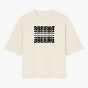 Camiseta com estampa frontal de texto distorcido em forma de espelho, criando um efeito visual dinâmico com múltiplas camadas sobrepostas.