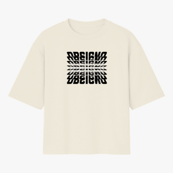 Camiseta com estampa frontal de texto distorcido em forma de espelho, criando um efeito visual dinâmico com múltiplas camadas sobrepostas.
