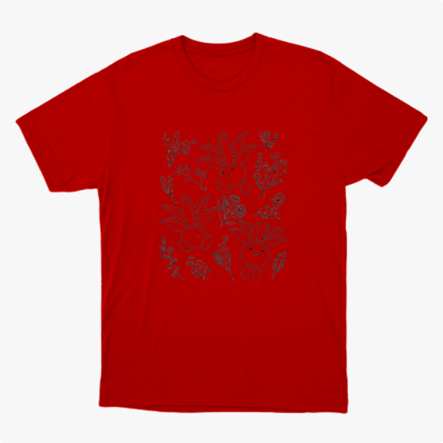 Camiseta com estampa frontal de desenhos sorridentes de criaturas vegetais estilizadas, cercadas por delicados detalhes de flores e folhagens diversas.