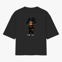 Camiseta com estampa frontal de uma figura caricata vestindo roupas urbanas e uma coroa, com as letras "AB" estilizadas ao fundo.