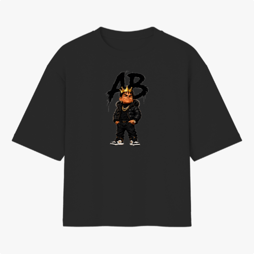 Camiseta com estampa frontal de uma figura caricata vestindo roupas urbanas e uma coroa, com as letras "AB" estilizadas ao fundo.