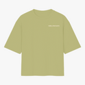 Camiseta com estampa frontal de texto "latina y forrozeira" e estampa traseira de espiral colorida sutil localizada próximo à gola.