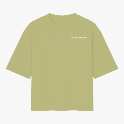 Camiseta com estampa frontal de texto "latina y forrozeira" e estampa traseira de espiral colorida sutil localizada próximo à gola.