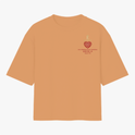 Camiseta com estampa frontal de texto estilizado e coração entrelaçado, e estampa traseira de mão delineada segurando fio vermelho com caracteres orientais.