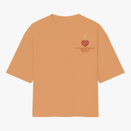 Camiseta com estampa frontal de texto estilizado e coração entrelaçado, e estampa traseira de mão delineada segurando fio vermelho com caracteres orientais.