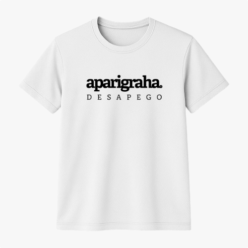 Camiseta com estampa frontal de "aparigraha. desapego" e estampa traseira de termos "yamas, satya, brahmacharya, ahimsa, asteya, aparigraha" com suas traduções.