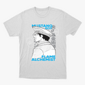 Camiseta com estampa frontal de personagem estilo mangá em perfil, com chapéu militar, acompanhada de textos como "Mustang Roy" e "Flame Alchemist".