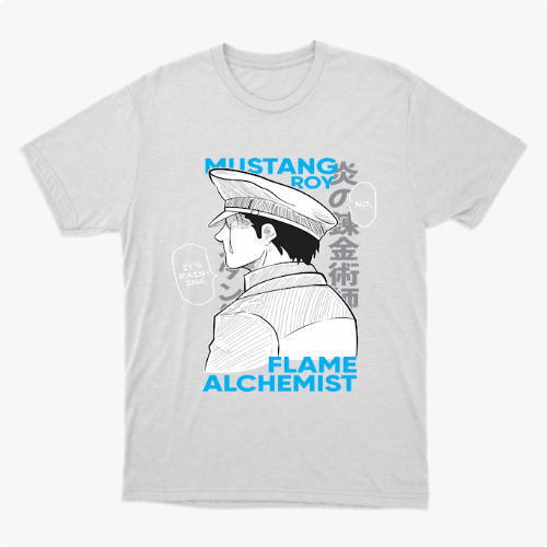 Camiseta com estampa frontal de personagem estilo mangá em perfil, com chapéu militar, acompanhada de textos como "Mustang Roy" e "Flame Alchemist".