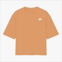 Camiseta com estampa frontal de número '44' no lado esquerdo superior e estampa traseira de pessoa segurando bandeira brasileira e textos em destaque.