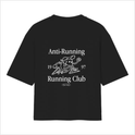 Camiseta com estampa frontal de personagem correndo e pequenos textos, e estampa traseira com "Anti-Running Running Club", personagem, datas e mais texto.