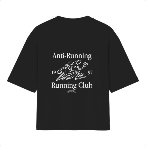 Camiseta com estampa frontal de personagem correndo e pequenos textos, e estampa traseira com "Anti-Running Running Club", personagem, datas e mais texto.