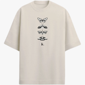 Camiseta com estampa frontal de quatro borboletas dispostas verticalmente, acompanhas de um pequeno símbolo ou letra abaixo.