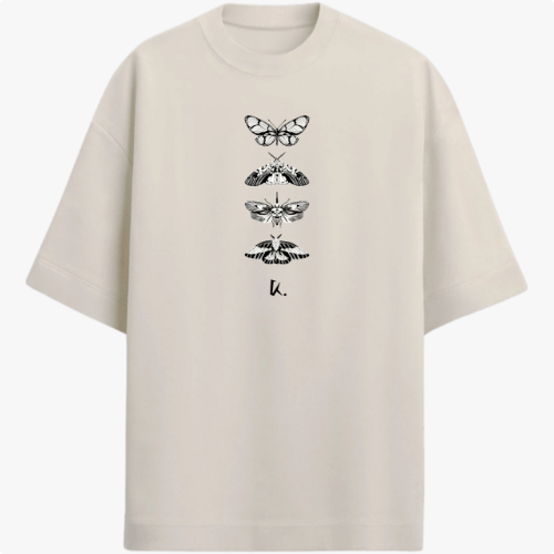 Camiseta com estampa frontal de quatro borboletas dispostas verticalmente, acompanhas de um pequeno símbolo ou letra abaixo.