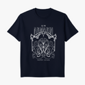 Camiseta com estampa frontal de letras estilizadas e elementos ornamentais detalhados, incluindo formas de folhas simétricas e curvas decorativas.