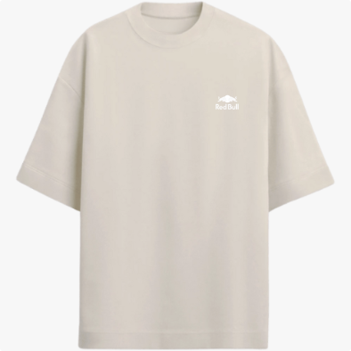 Camiseta com estampa frontal de logotipo estilizado e estampa traseira de imagem abstrata em preto e branco com elementos geométricos e texto incorporado.