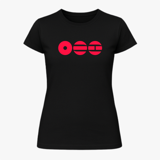 Camiseta com estampa frontal de três círculos vermelhos, exibindo padrões diferenciados: um com ponto central, outro listrado e um com linhas horizontais.