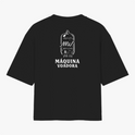 Camiseta com estampa frontal de planeta com anéis e texto curvado "MÁQUINA VOADORA" e estampa traseira de nave espacial estilizada com o mesmo texto.