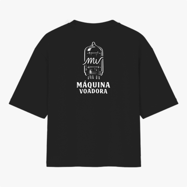 Camiseta com estampa frontal de planeta com anéis e texto curvado "MÁQUINA VOADORA" e estampa traseira de nave espacial estilizada com o mesmo texto.
