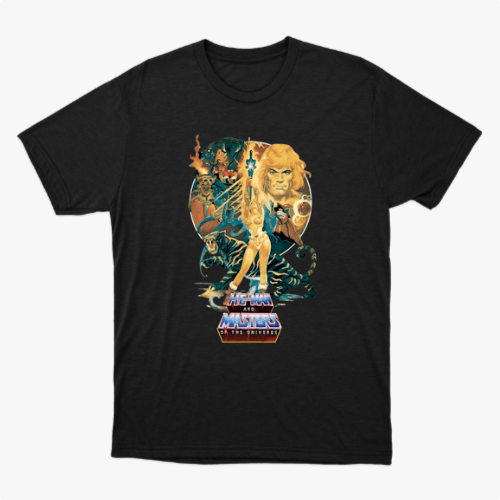 Camiseta com estampa frontal de personagem central empunhando espada, com tigre e figuras heroicas ao fundo, acompanhadas de um logotipo estilizado.