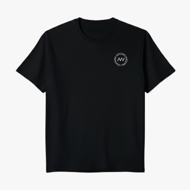 Camiseta com estampa frontal de círculo com texto "Estúdio Voz Toma Volta" envolvendo a letra "N" estilizada ao centro.