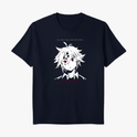 Camiseta com estampa frontal de personagem de anime com cabelos espetados e expressão séria, acompanhada por frase e texto em idioma oriental logo abaixo.