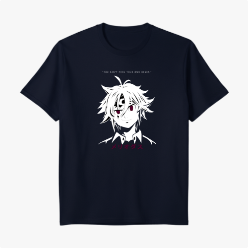 Camiseta com estampa frontal de personagem de anime com cabelos espetados e expressão séria, acompanhada por frase e texto em idioma oriental logo abaixo.