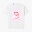 Camiseta com estampa frontal de um desenho estilizado de um saco de café e a frase "Don't ask me questions before coffee" em texto minimalista.