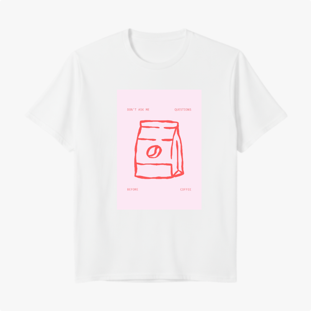 Camiseta com estampa frontal de um desenho estilizado de um saco de café e a frase "Don't ask me questions before coffee" em texto minimalista.
