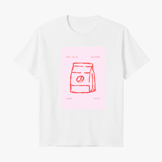 Camiseta com estampa frontal de um desenho estilizado de um saco de café e a frase "Don't ask me questions before coffee" em texto minimalista.