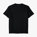 Camiseta com estampa frontal de texto pequeno "M.G." no canto inferior e estampa traseira de texto "MAIN M" próximo à gola.