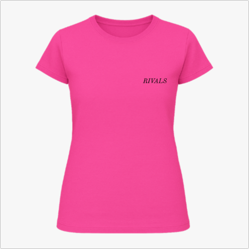 Camiseta com estampa frontal de texto minimalista "RIVALS" no lado esquerdo do peito e estampa traseira de carros de corrida com sobreposição de textos.