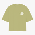 Camiseta com estampa frontal de texto em um formato oval e estampa traseira de duas mãos, uma segurando uma rosa e outra um punhal, com textos envoltos de arabescos.