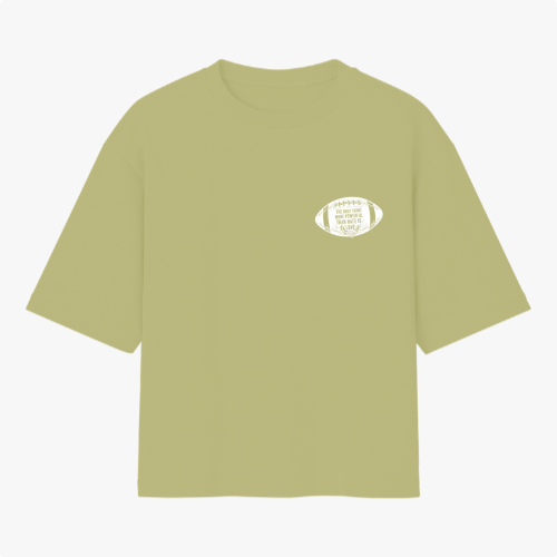 Camiseta com estampa frontal de texto em um formato oval e estampa traseira de duas mãos, uma segurando uma rosa e outra um punhal, com textos envoltos de arabescos.