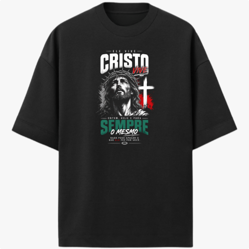 Camiseta com estampa frontal de imagem estilizada de Cristo sob cruz, acompanhada de texto em letras impactantes e elementos gráficos complementares.