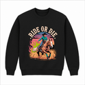 Moletom com estampa frontal de cavaleiro montando cavalo em pose dinâmica, cercado por nuvens de poeira e chamas, sob texto "RIDE OR DIE" com estrelas.