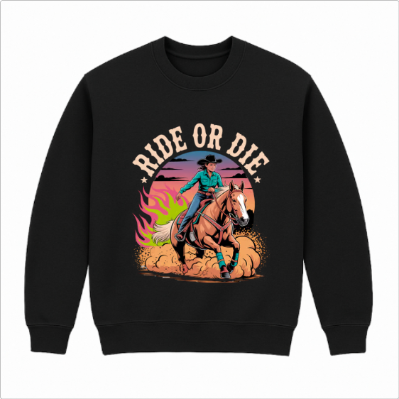 Moletom com estampa frontal de cavaleiro montando cavalo em pose dinâmica, cercado por nuvens de poeira e chamas, sob texto "RIDE OR DIE" com estrelas.