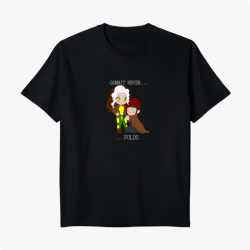 Camiseta com estampa frontal de dois personagens em estilo cartoon, acompanhados de texto "GAMBIT NEVER... ...FOLDS" em disposição vertical.
