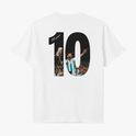 Camiseta com estampa traseira de número "10" contendo a imagem de um jogador com uniforme listrado comemorando em um estádio lotado.
