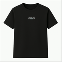 Camiseta com estampa frontal de "ATRIBUTO" em estilo minimalista e estampa traseira repetitiva de "ATRIBUTO" com detalhe de perfil embaixo.