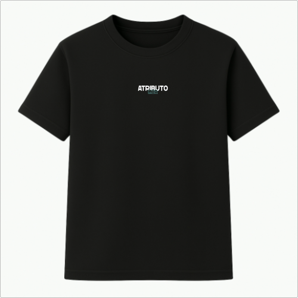 Camiseta com estampa frontal de "ATRIBUTO" em estilo minimalista e estampa traseira repetitiva de "ATRIBUTO" com detalhe de perfil embaixo.